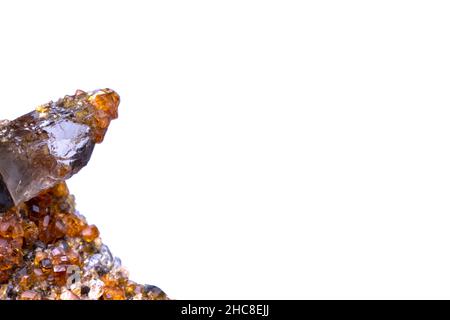 Garnet avec du quartz fumé Fujian isolé sur fond blanc Banque D'Images