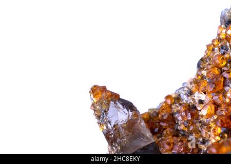 Garnet avec du quartz fumé Fujian isolé sur fond blanc Banque D'Images