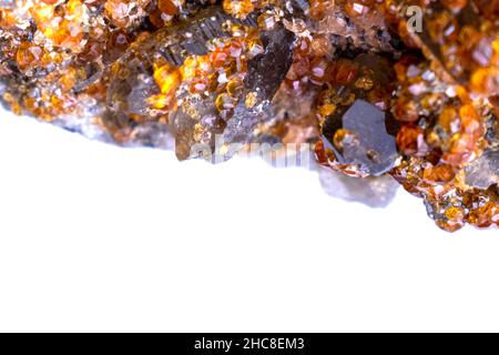 Garnet avec du quartz fumé Fujian isolé sur fond blanc Banque D'Images