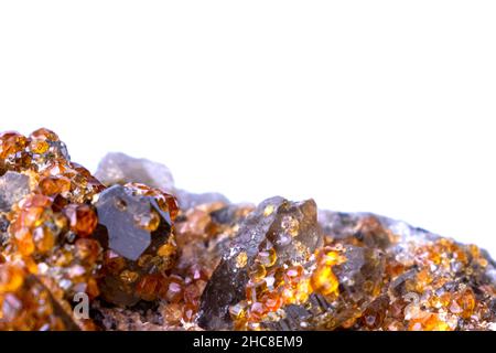 Garnet avec du quartz fumé Fujian isolé sur fond blanc Banque D'Images