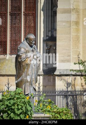 Escultura en memoria del Papa Juan Pablo II en los jardines de la catedral de notre Dame en Paris, Francia.JPG Banque D'Images