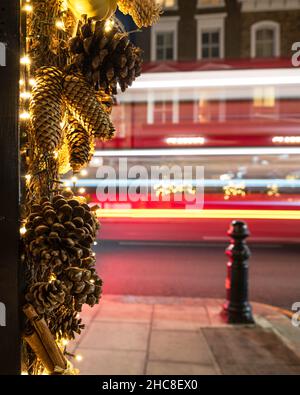 Gros plan sur les décorations de Noël avec les pistes de bus londoniennes en arrière-plan Banque D'Images