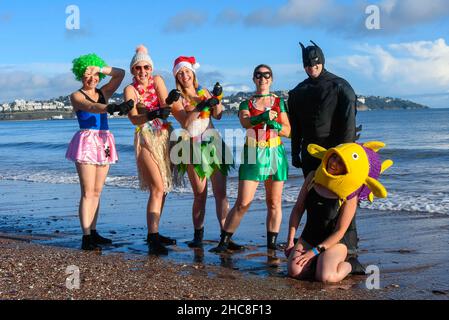 Paignton, Devon, Royaume-Uni.26th décembre 2021.Météo Royaume-Uni.Les nageurs en robe festive de fantaisie prennent à la mer le lendemain de Noël pour le club du lion promenez-vous dans la mer à la plage de Paignton à Devon, lors d'une journée ensoleillée sans saison.Un groupe en costume prétendre à enrouler dans celui habillé comme un poisson.Crédit photo : Graham Hunt/Alamy Live News Banque D'Images