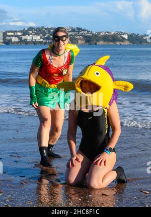 Paignton, Devon, Royaume-Uni.26th décembre 2021.Météo Royaume-Uni.Les nageurs en robe festive de fantaisie prennent à la mer le lendemain de Noël pour le club du lion promenez-vous dans la mer à la plage de Paignton à Devon, lors d'une journée ensoleillée sans saison.Un groupe en costume avec un comme poisson.Crédit photo : Graham Hunt/Alamy Live News Banque D'Images