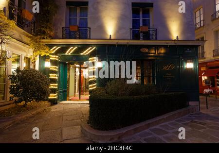 Paris, France-23 décembre 2021 : dans le 6th arrondissement de Paris, l'hôtel Luxembourg Parc Paris est un charmant hôtel 4 étoiles situé rue de va Banque D'Images