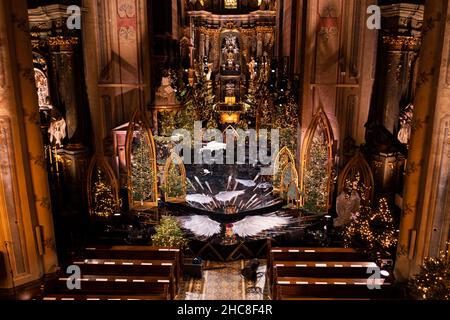 Lviv, Ukraine - 25 décembre 2021 : décoration de Noël dans la basilique de l'ArchaCathédrale de l'Assomption de la Sainte Vierge Marie à Lviv, Ukraine Banque D'Images