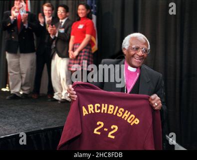 Cuyahoga Falls, États-Unis.13th avril 2000.KRT US NEWS STORY SLUGGED: CUBABOY KRT PHOTOGRAPHIE DE MARSHA HALPER/MIAMI HERALD (KRT157) AKRON, OHIO, avril 13 -- l'archevêque Desmond Tutu a reçu un sweat-shirt des élèves du lycée Walsh Jesuit à Cuyahoga Falls, Ohio, après un discours prononcé jeudi devant le corps étudiant.(Photo de AK) PL BL KD 2000 (Horiz) (mvw) crédit: SIPA USA/Alay Live News Banque D'Images