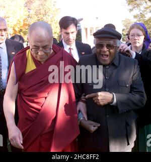 KRT US NEWS STORY SLUGGED: NOBEL KRT PHOTOGRAPHIE PAR CHUCK KENNEDY (KRT9) CHARLOTTESVILLE, VA., 5 NOVEMBRE 1998 --L'archevêque Desmond Tutu, à droite, d'Afrique du Sud et sa Sainteté, le Dalaï Lama, descend sur la pelouse de l'Université de Virginie où ils assistent jeudi à la Conférence des Prix Nobel de la paix de l'Université.Huit lauréats du prix Nobel de la paix se réunissent dans le cadre d'une conférence sans précédent, dont les organisateurs espèrent qu'elle soulèvera des questions difficiles dans une période de conflits mondiaux multiples.(Photo par KRT) AP PL BL KD 1998 (Sq.)(Photos supplémentaires disponibles sur KRT Direct, KRT/PressLink ou sur Banque D'Images