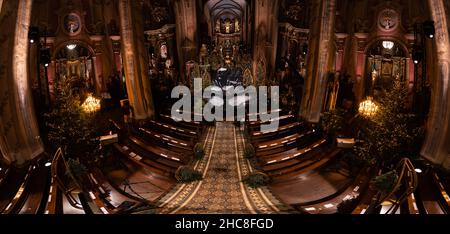 Lviv, Ukraine - 25 décembre 2021 : décoration de Noël dans la basilique de l'ArchaCathédrale de l'Assomption de la Sainte Vierge Marie à Lviv, Ukraine Banque D'Images