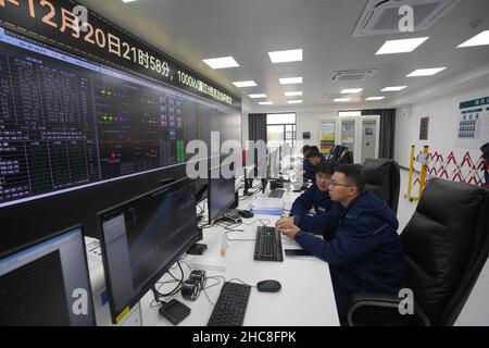 Nanchang, province chinoise du Jiangxi.21st décembre 2021.Le personnel surveille l'écran à une sous-station de transformateur de la ligne de transmission à très haute tension de Nanchang-Changsha dans le comté de Jinxian, dans la province de Jiangxi, en Chine orientale, le 21 décembre 2021.La ligne de transmission de 1000 kilovolts a été officiellement mise en service dimanche.Credit: Zhou mi/Xinhua/Alay Live News Banque D'Images