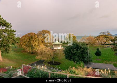 BlackRock, Dublin, Irlande, 12 novembre 2021 : Vue de la baie de Dublin depuis Blackrock, qui traverse la partie de Blackrock, qui comprend un stand et des terrains Banque D'Images