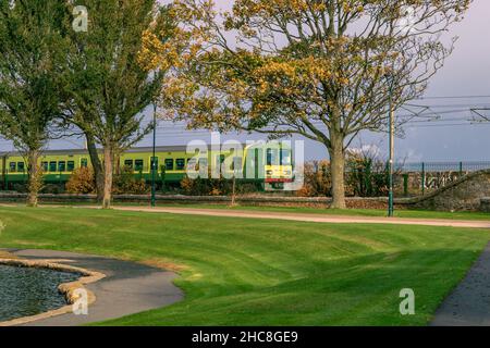 BlackRock, Dublin, Irlande, 12 novembre 2021 : un DART de service local ril de Dublin s'approche de la station Blackrock en passant par Blackrock Park Banque D'Images