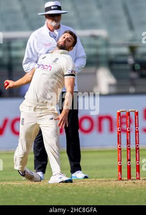 Melbourne, Australie.26th décembre 2021.Mark Wood de l'Angleterre s'est mis à la pétanque pendant le premier jour du troisième match de test de la série Ashes entre l'Australie et l'Angleterre au Melbourne Cricket Ground, le 26 décembre 2021 à Melbourne, en Australie.Credit: Izhar Ahmed Khan/Alamy Live News/Alamy Live News Banque D'Images