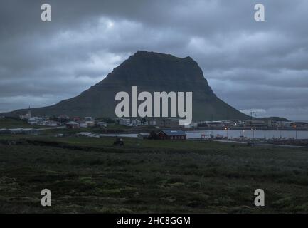 Photo aérienne d'une montagne à minuit à Kirkjufell, Grundarfjordur, Islande Banque D'Images