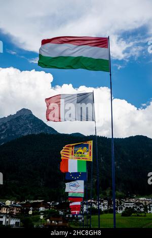 Différents drapeaux en face des montagnes.Drapeau de l'Italie, drapeau de la France, drapeau de l'Irlande dans les Dolomites, Italie Banque D'Images