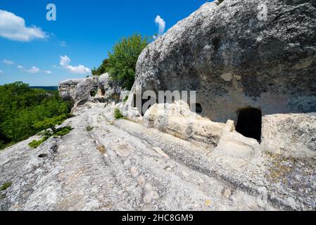 Route principale entre les grottes de l'ancienne ville de pierre-fortess Eski-Kermen. Bakhchysarai, Crimée. Banque D'Images