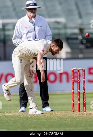 Melbourne, Australie.26th décembre 2021.Mark Wood de l'Angleterre s'est mis à la pétanque pendant le premier jour du troisième match de test de la série Ashes entre l'Australie et l'Angleterre au Melbourne Cricket Ground, le 26 décembre 2021 à Melbourne, en Australie.Credit: Izhar Ahmed Khan/Alamy Live News/Alamy Live News Banque D'Images