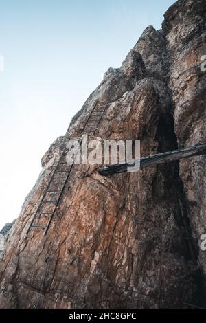 Via ferrata lettre sur un mur massif à l'Toblinger Knoten dans les Dolomites, Italie Banque D'Images