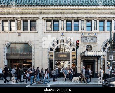 Asheville, Caroline du Nord, États-Unis - 3 décembre 2021 : des foules de personnes, la plupart sans masques, se promo le long du trottoir devant la façade historique. Banque D'Images