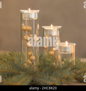 Belles décorations de Noël.Bougies et branche d'épinette Banque D'Images