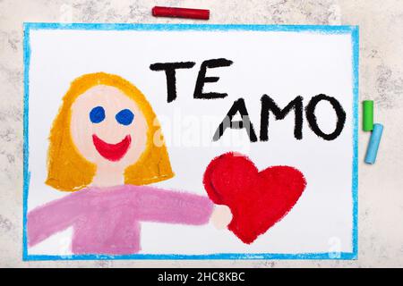 Dessin Colore Une Femme Souriante Tient Un Coeur Rouge Dans Sa Main Declaration D Amour Avec Inscription En Espagnol Signifie Que Je Vous Aime Photo Stock Alamy