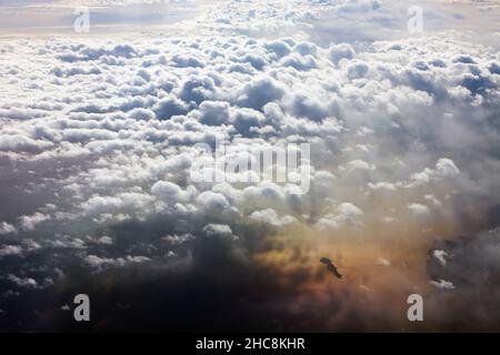 Nuages au-dessus de la mer Méditerranée, vue depuis un avion de ligne, sur un vol à destination de Chypre, en hiver Banque D'Images