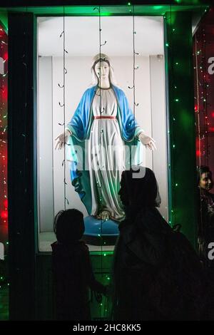 Statue de joyeux Noël 2021, j'ai pris cette photo le 25 décembre 2021, de l'église Kakrail, Dhaka, Bangladesh Banque D'Images