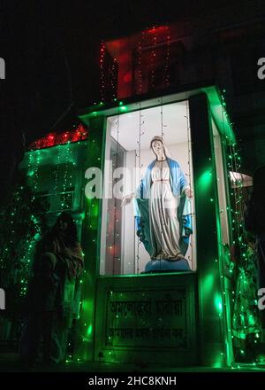 Statue de joyeux Noël 2021, j'ai pris cette photo le 25 décembre 2021, de l'église Kakrail, Dhaka, Bangladesh Banque D'Images