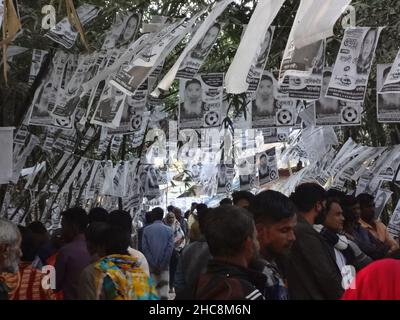 Naogaon, Bangladesh.26th décembre 2021.L'affiche de la campagne électorale locale est suspendue dans la rue pendant l'élection de l'Union Parishad à Dhaomoirhat, dans le district de Naogaon.(Image de crédit : © MD Mehedi Hasan/ZUMA Press Wire) Banque D'Images