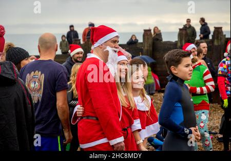 Eastbourne, East Sussex, Royaume-Uni.26th novembre 2021.Les braves âmes prennent part à un plongeon de lendemain de Noël dans la mer à Eastbourne pour recueillir de l'argent pour le RNLI.Eastbourne RNLI crews sont deux des stations les plus achalandées du Royaume-Uni Credit: Newpics UK South/Alay Live News Banque D'Images