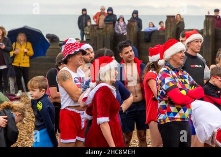 Eastbourne, East Sussex, Royaume-Uni.26th novembre 2021.Les braves âmes prennent part à un plongeon de lendemain de Noël dans la mer à Eastbourne pour recueillir de l'argent pour le RNLI.Eastbourne RNLI crews sont deux des stations les plus achalandées du Royaume-Uni Credit: Newpics UK South/Alay Live News Banque D'Images