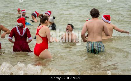 Eastbourne, East Sussex, Royaume-Uni.26th novembre 2021.Les braves âmes prennent part à un plongeon de lendemain de Noël dans la mer à Eastbourne pour recueillir de l'argent pour le RNLI.Eastbourne RNLI crews sont deux des stations les plus achalandées du Royaume-Uni Credit: Newpics UK South/Alay Live News Banque D'Images