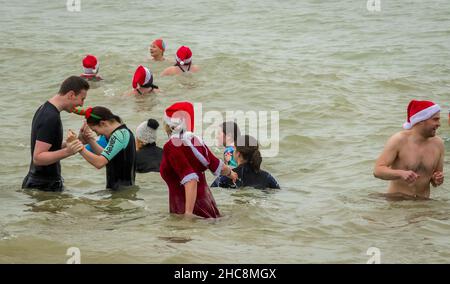 Eastbourne, East Sussex, Royaume-Uni.26th novembre 2021.Les braves âmes prennent part à un plongeon de lendemain de Noël dans la mer à Eastbourne pour recueillir de l'argent pour le RNLI.Eastbourne RNLI crews sont deux des stations les plus achalandées du Royaume-Uni Credit: Newpics UK South/Alay Live News Banque D'Images