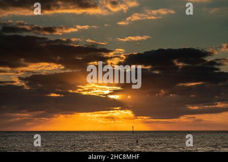 Au coucher du soleil, au-dessus de la mer d'Irlande, Deganwy, au nord du pays de Galles Banque D'Images