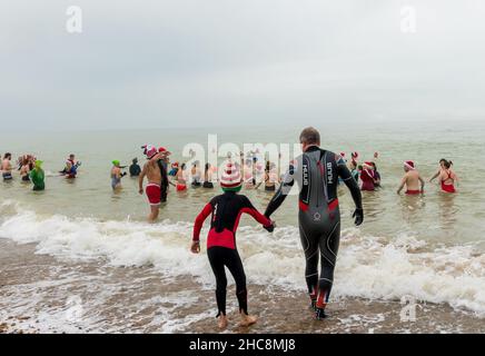 Eastbourne, East Sussex, Royaume-Uni.26th novembre 2021.Les braves âmes prennent part à un plongeon de lendemain de Noël dans la mer à Eastbourne pour recueillir de l'argent pour le RNLI.Eastbourne RNLI crews sont deux des stations les plus achalandées du Royaume-Uni Credit: Newpics UK South/Alay Live News Banque D'Images