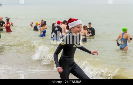 Eastbourne, East Sussex, Royaume-Uni.26th novembre 2021.Les braves âmes prennent part à un plongeon de lendemain de Noël dans la mer à Eastbourne pour recueillir de l'argent pour le RNLI.Eastbourne RNLI crews sont deux des stations les plus achalandées du Royaume-Uni Credit: Newpics UK South/Alay Live News Banque D'Images