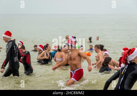 Eastbourne, East Sussex, Royaume-Uni.26th novembre 2021.Les braves âmes prennent part à un plongeon de lendemain de Noël dans la mer à Eastbourne pour recueillir de l'argent pour le RNLI.Eastbourne RNLI crews sont deux des stations les plus achalandées du Royaume-Uni Credit: Newpics UK South/Alay Live News Banque D'Images