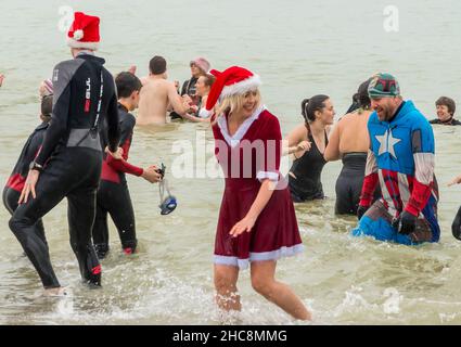 Eastbourne, East Sussex, Royaume-Uni.26th novembre 2021.Les braves âmes prennent part à un plongeon de lendemain de Noël dans la mer à Eastbourne pour recueillir de l'argent pour le RNLI.Eastbourne RNLI crews sont deux des stations les plus achalandées du Royaume-Uni Credit: Newpics UK South/Alay Live News Banque D'Images