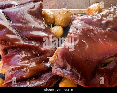 Lechona - Porcelleta negra mallorquina : viande de porc rôtie avec peau croustillante et pommes de terre cuites au four Banque D'Images