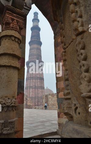 Minaret de Qutb Minar à Mehrauli, dans le sud de Delhi Banque D'Images