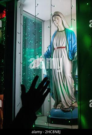 Statue de joyeux Noël 2021, j'ai pris cette photo le 25 décembre 2021, de l'église Kakrail, Dhaka, Bangladesh Banque D'Images