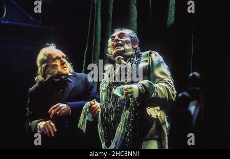 l-r: Clive Francis (Ebenezer Scrooge), John Bennett (le fantôme de Jacob Marley) dans Un CHANT DE NOËL par Charles Dickens à la Royal Shakespeare Company (RSC), Barbican Theatre, Barbican Centre, Londres EC2 28/11/1994 adapté par John Mortimer Music: Nigel Hess Set design: John Gunter costumes: Deirdre Clancy Lighting: Nigel Levemer chorégraphie:Lindsay Dolan directeur: Ian Judge Banque D'Images