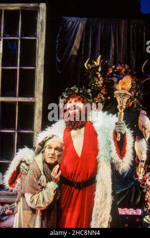 l-r: Clive Francis (Ebenezer Scrooge), John Kane (l'Esprit de Noël présent) dans Un CHANT DE NOËL par Charles Dickens à la Royal Shakespeare Company (RSC), Barbican Theatre, Barbican Center, Londres EC2 28/11/1994 adapté par John Mortimer Music: Nigel Hess Set design: John Gunter costumes: Deirdre Clancy Clacy Lighting: Nigel Levings:Lindsay Dolan directeur: Ian Judge Banque D'Images