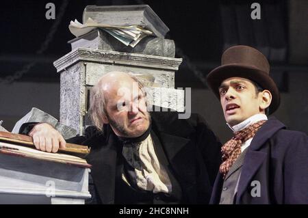 l-r: John Ramm (Ebenezer Scrooge), Amit Shah (Jeune Scrooge) dans Un NOËL CAROL par Charles Dickens à la Rose de Kingston, Surrey, Angleterre 04/12/2008 adapté pour la scène par Karen Louise Hebden Set design: Simon Higlett costumes: Mark Bouman réalisateur: Stephen Unwin Banque D'Images