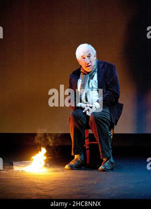 Simon Cinlow dans UN NOËL CAROL par Charles Dickens au Arts Theatre, Londres WC2 10/12/2011 conçu et réalisé par Tom Cairns Lighting : Andreas Fuchs Banque D'Images