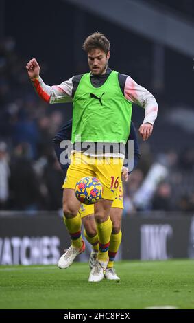 Londres, Royaume-Uni.26th décembre 2021.Londres, Royaume-Uni.26th décembre 2021 ; Stade Tottenham Hotspur.Tottenham, Londres, Angleterre ; Premier League football, Tottenham versus Crystal Palace ; Joachim Andersen de Crystal Palacee se réchauffe crédit: Action plus Sports Images/Alamy Live News crédit: Action plus Sports Images/Alamy Live News Banque D'Images