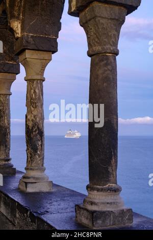 Vue sur la mer à travers l'église romane Saint-Pierre à Porto Venere, Golfe de Poètes, province de la Spezia, Ligurie, Italie Banque D'Images