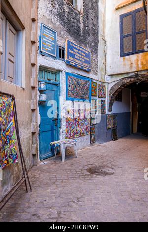 Diverses collections de tissus avec cadres suspendus au mur à la vente Banque D'Images