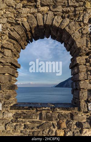 Rive de la mer vue à travers la fenêtre en pierre.Italie, Ligurie, Portovenere Banque D'Images