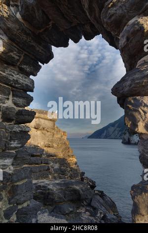 Rive de la mer vue à travers la fenêtre en pierre.Italie, Ligurie, Portovenere Banque D'Images